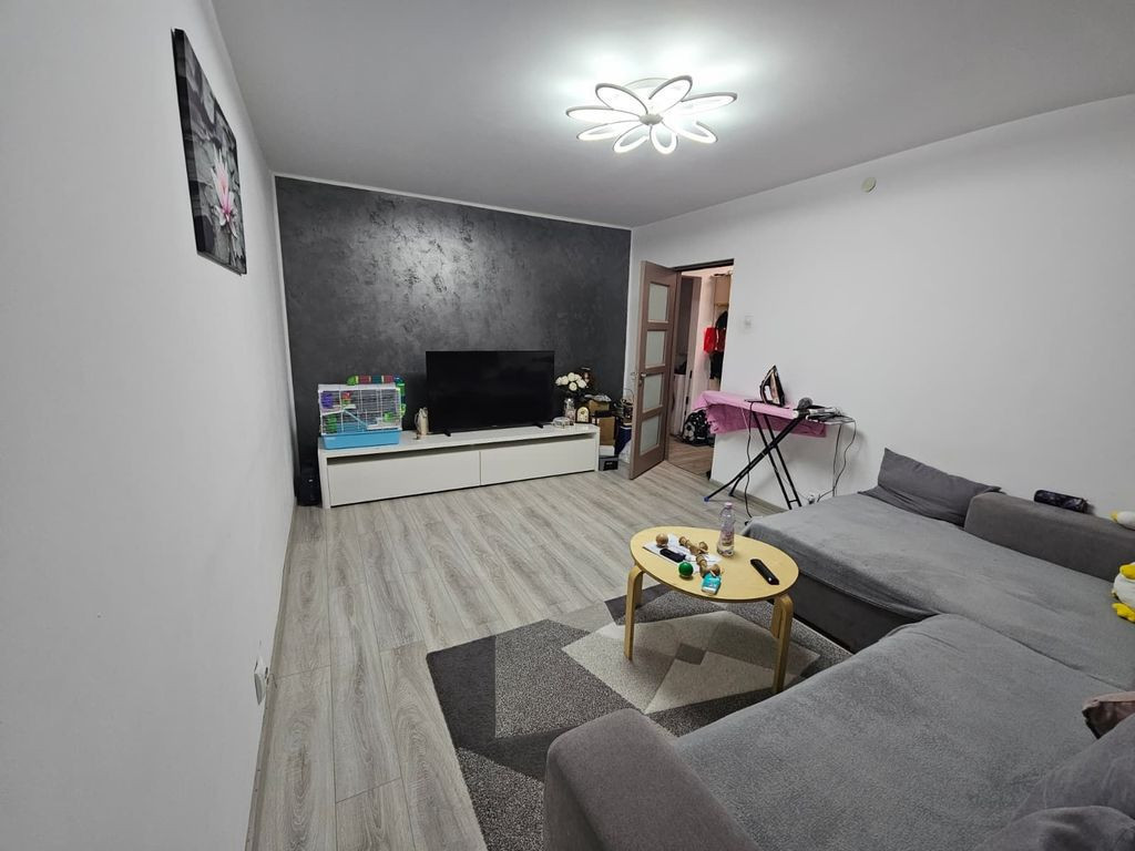 Apartament 3 camere decomandat Huedin / Piata Resita