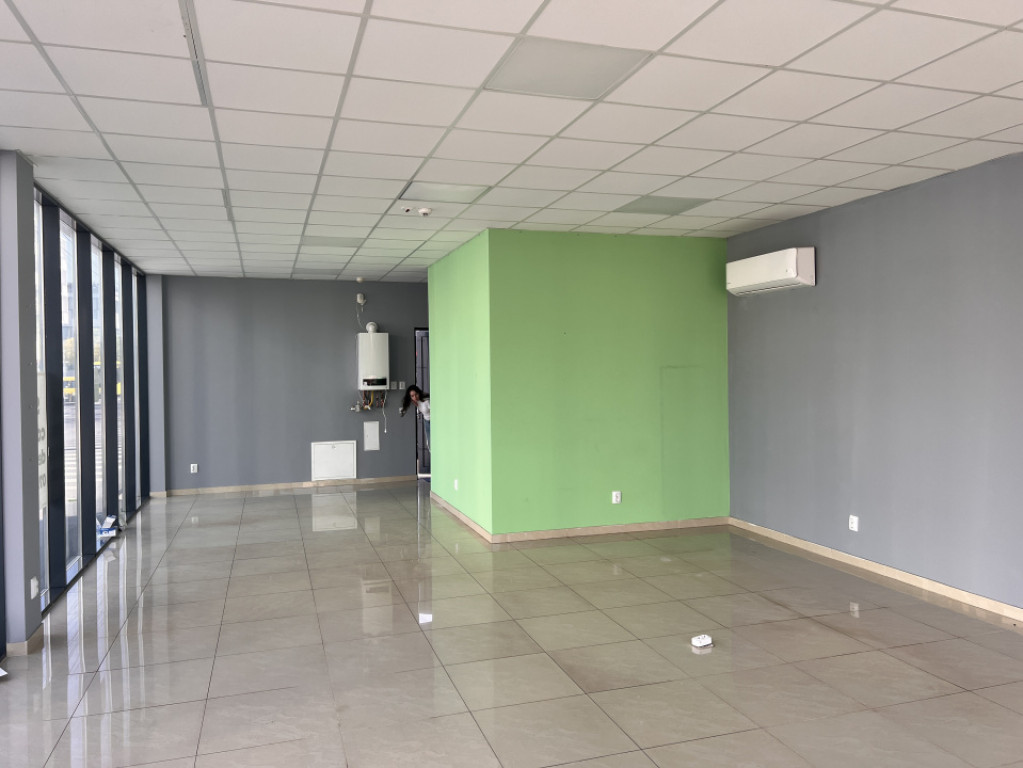 Spatiu comercial modern stradal cu vitrine mari