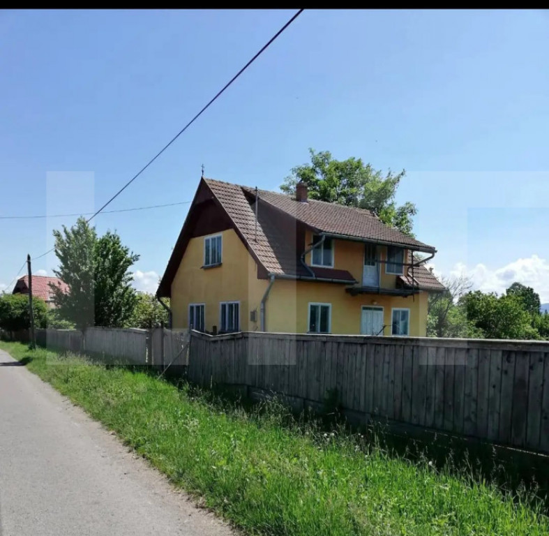 Casă dublă în comuna Hătuica, chiar în vecinătatea bă