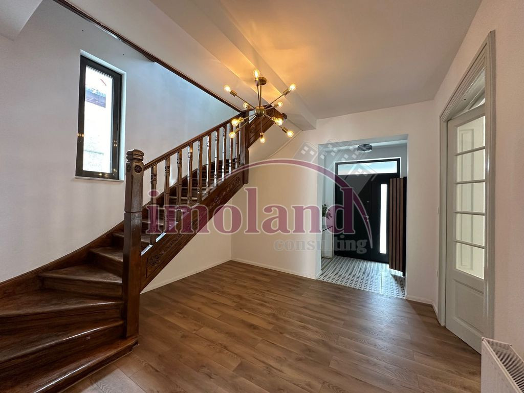 Vanzare - Imobil rar - renovat - Curte individuala - Flor...