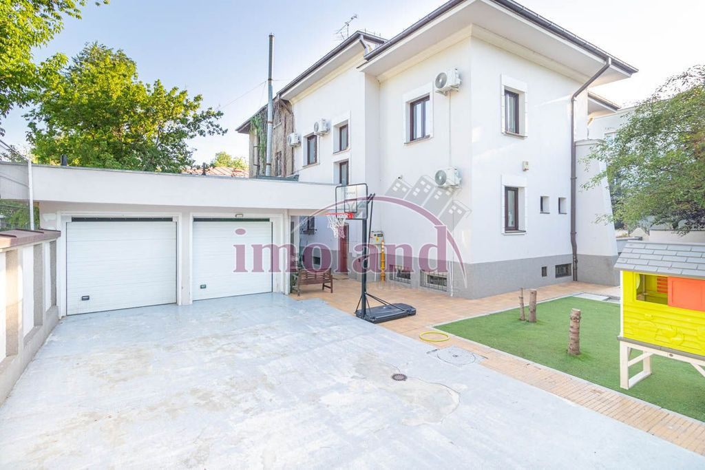 Teren 440 mp cu imobil deosebit si garaje dedicate - Flor...