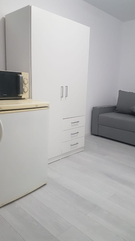 Ofer spre inchiriere garsoniera la casa zona Craiter