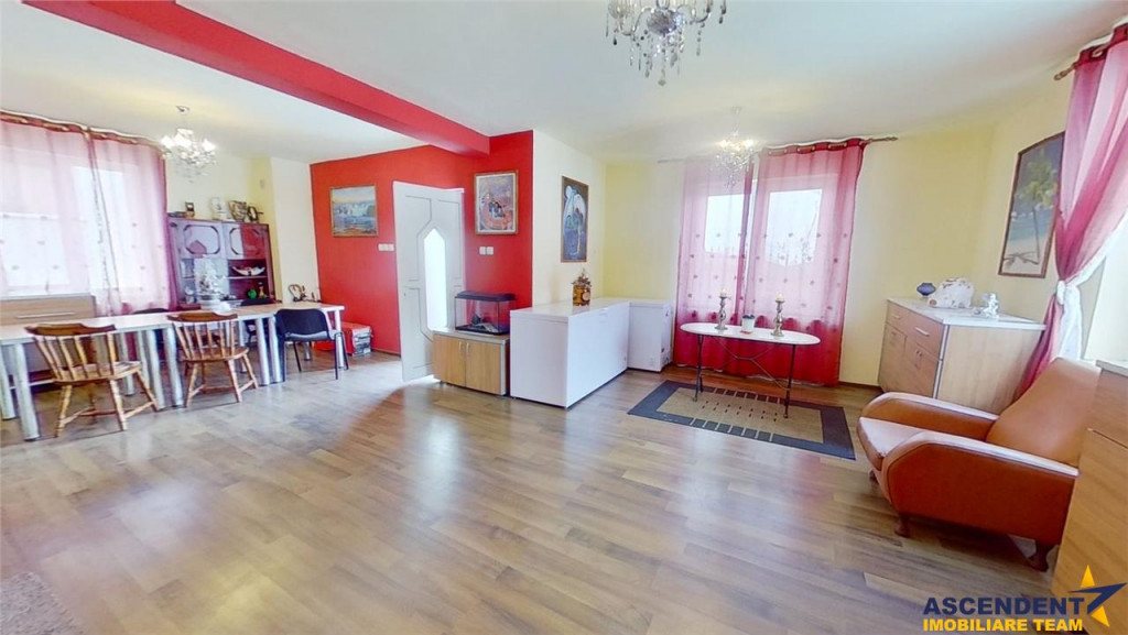 Acasa in Rasnov:Casa cu 5 camere,curte mare si liniste depli