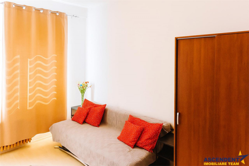Garsoniera luminoas#259;, mobilata, accesorizata, loc parca