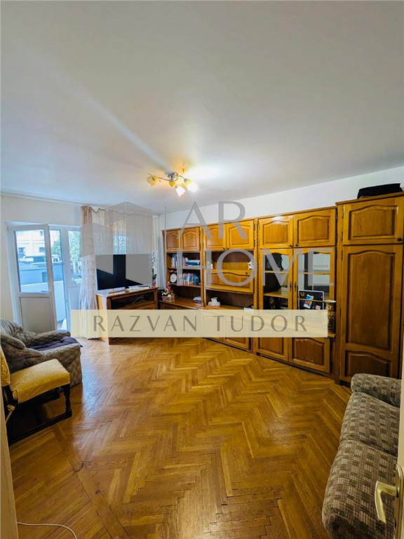 Apartament 4 camere 80mp , P-ta Mihai Viteazul , zona centra
