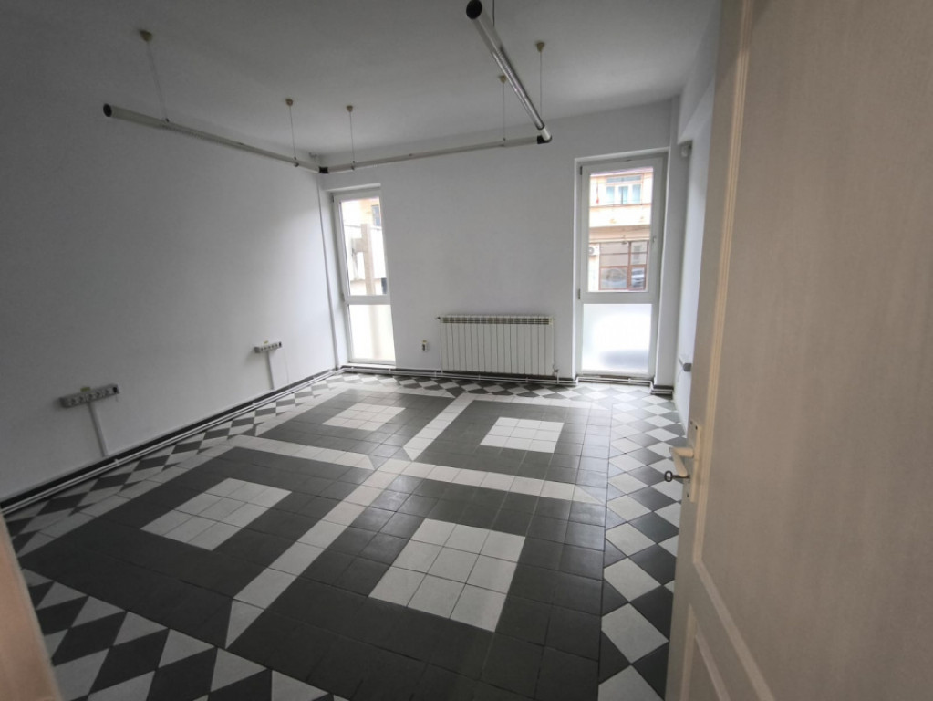 Ultracentral -spatiu comercial cu parcare pentru activitati