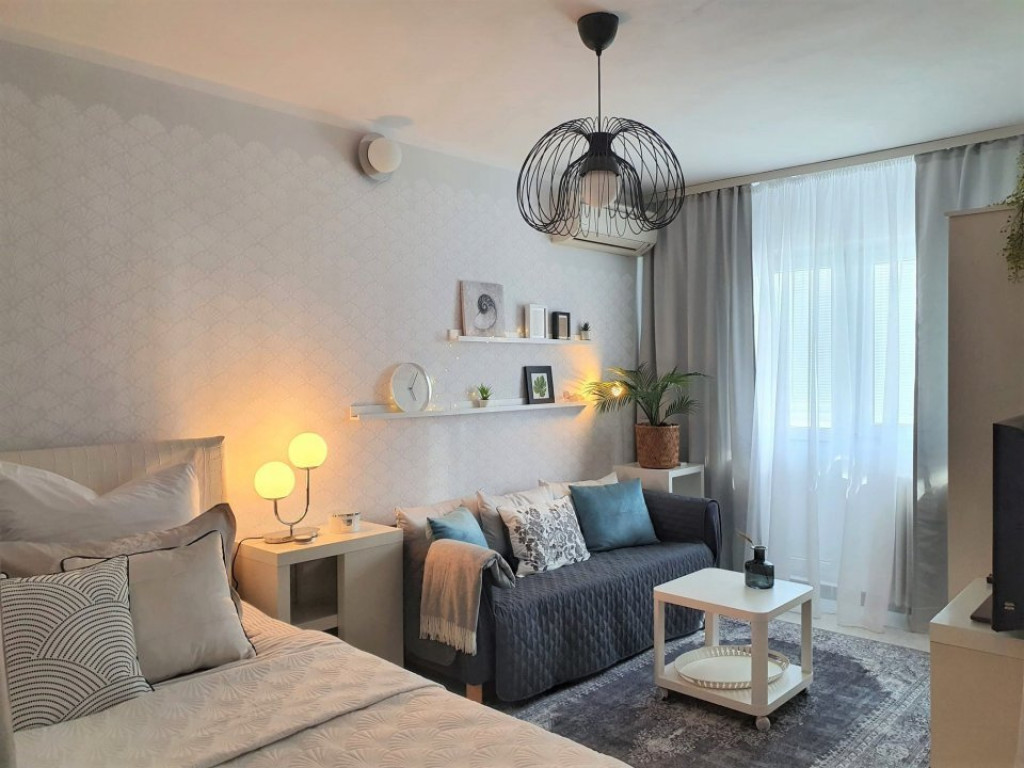 Studio luminos Banu Manta cu pat si canapea