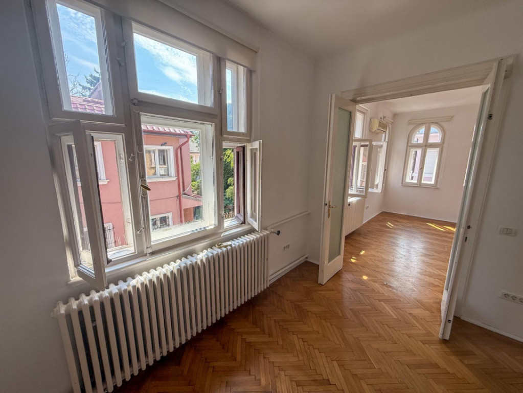 Casa de inchiriat pe strada linistita - Piata 1 Mai