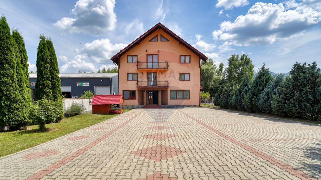 Vilă cu potențial în Zărnești – 9 camere, curte mare