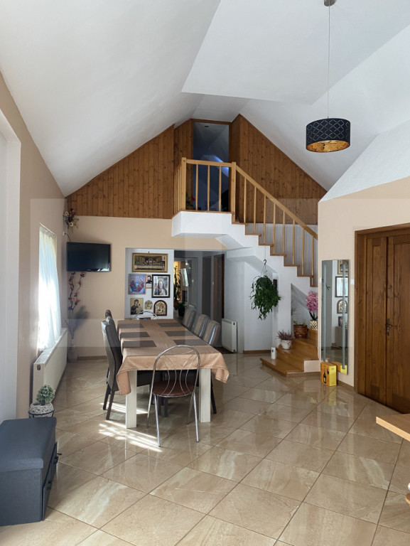 Vilă spațioasă cu 5 dormitoare și curte de 730 mp