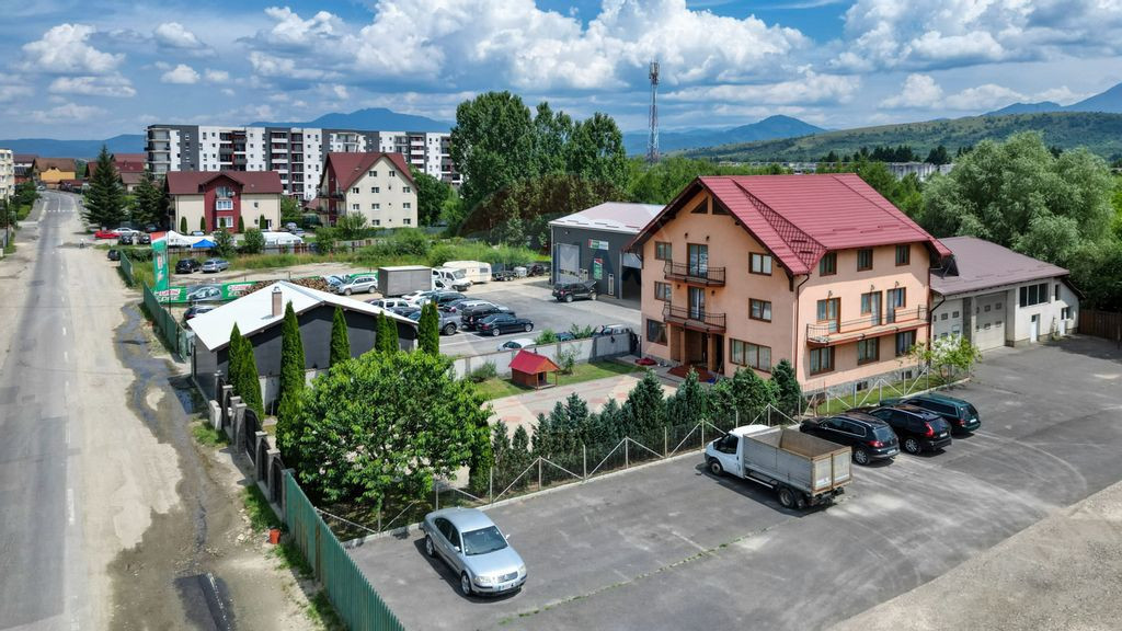 Vilă de închiriat în Zărnești – 9 camere, ideală ...