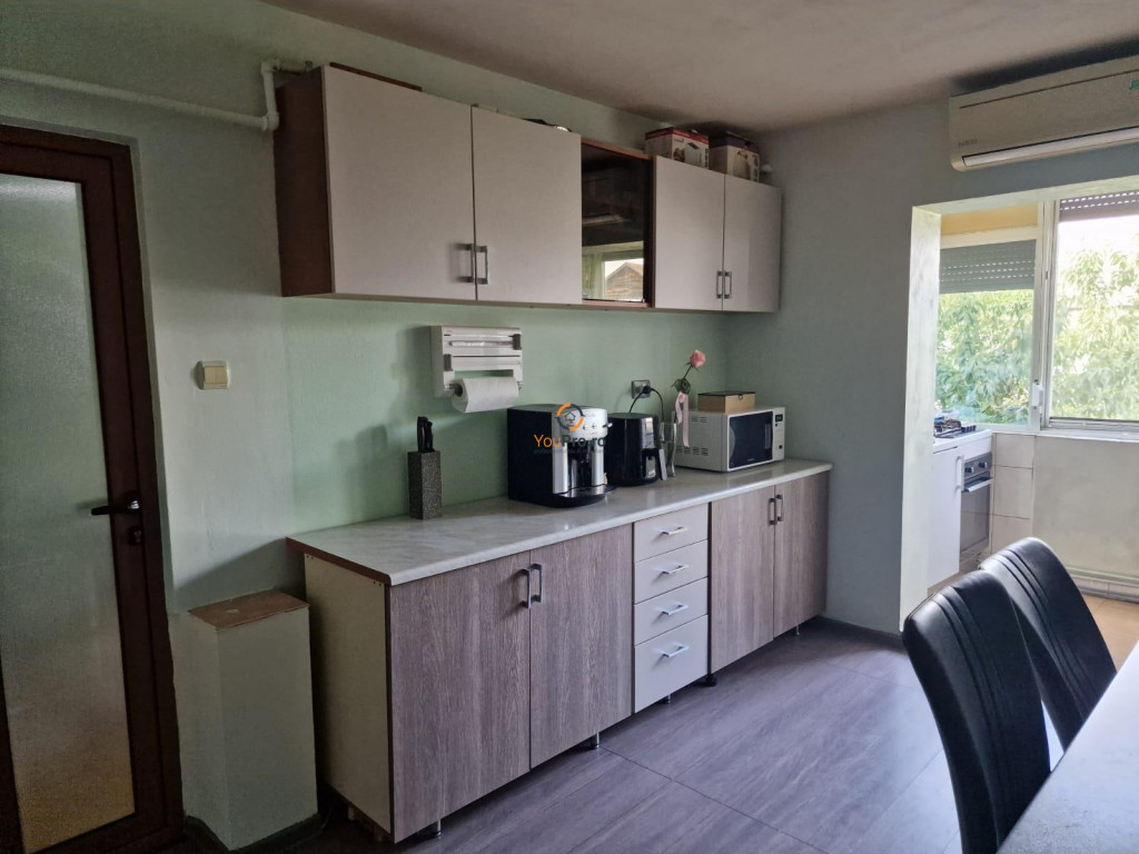 Apartrament ingrijit decomandat cu centrala proprie zona Li