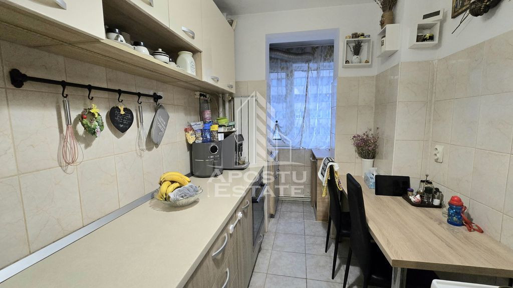 Apartament 3 camere, centrala proprie, etaj intermediar +...
