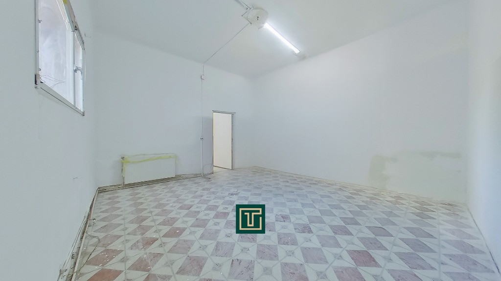 Apartament cu potential cu 2 camere la curte comuna in Centru