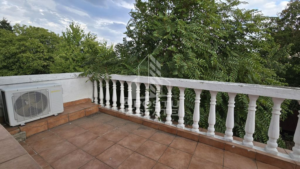 Duplex cu 5 camere si 3 bai, centrala proprie, zona Lipovei