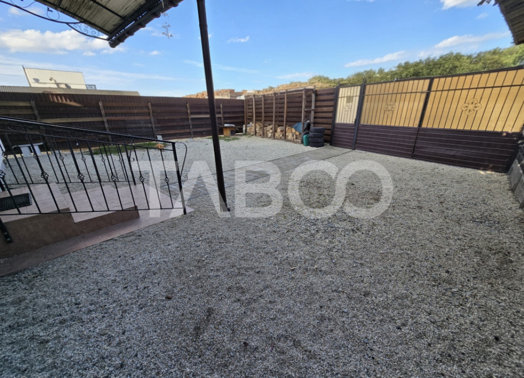 Casa de vanzare cu 6 camere 2 parcari curte libera 200 mp in