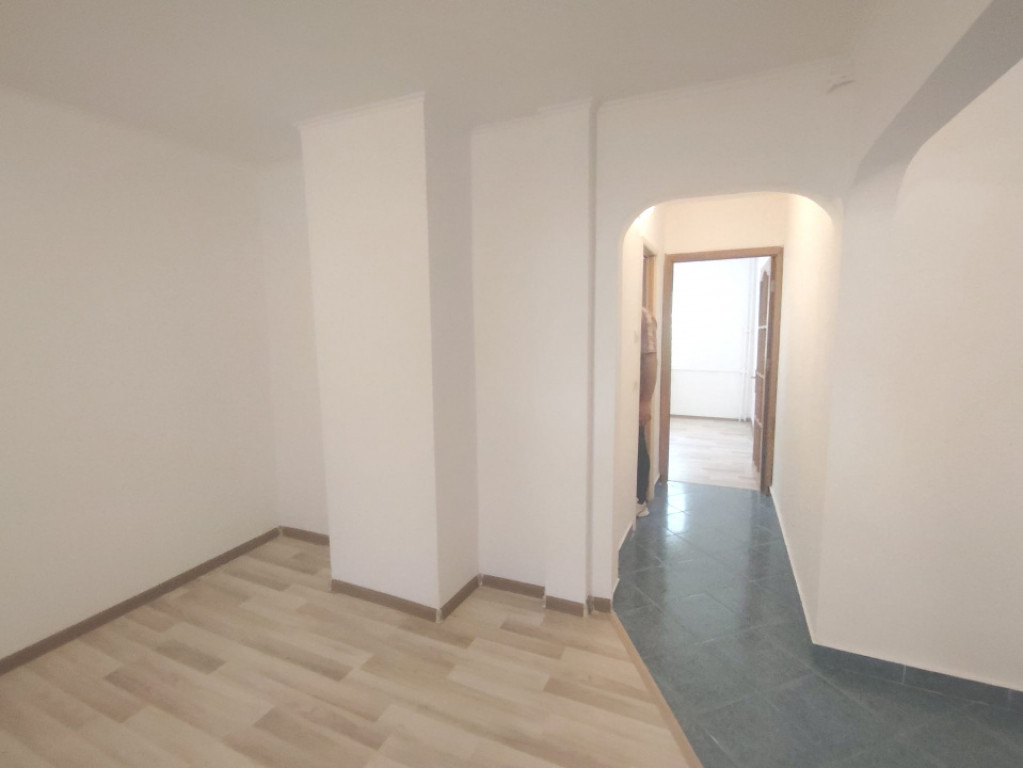 Ocazie! 2 camere decomandat, parter – Mihai Bravu, lângă
