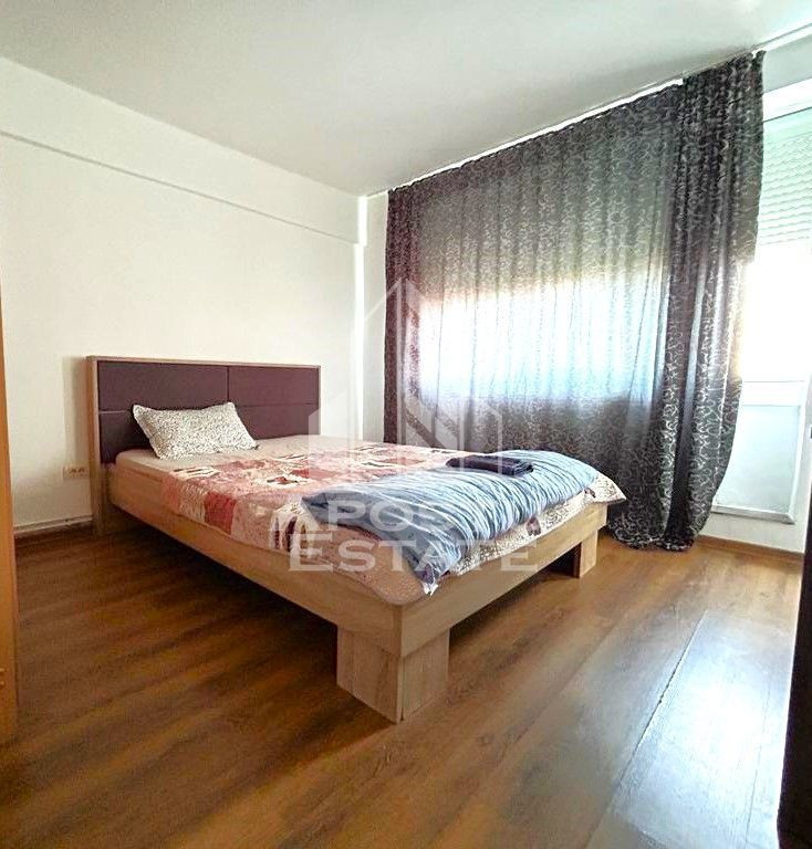 Apartament cu 3 camere 100mp Semidecomandat in zona Ultra...