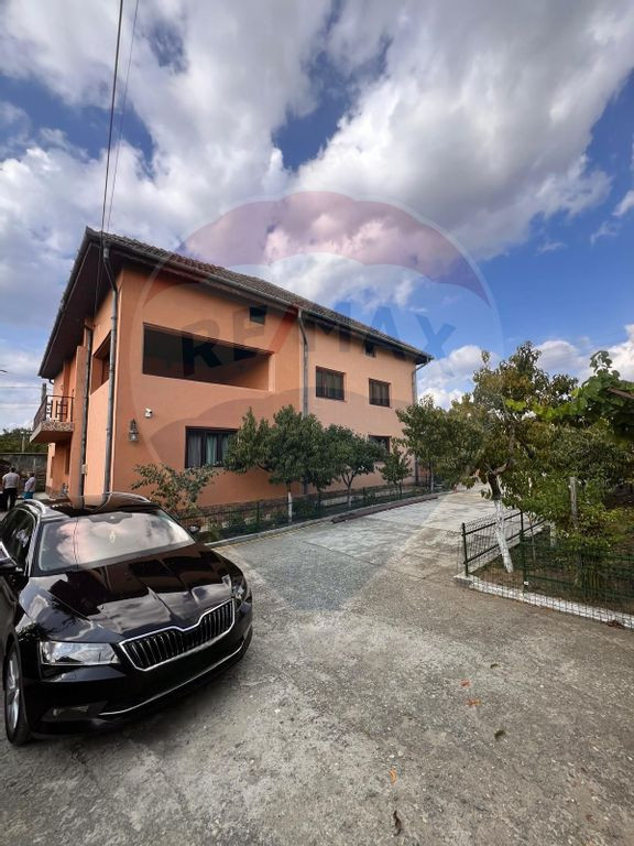 Casă / Vilă cu 11 camere de vânzare