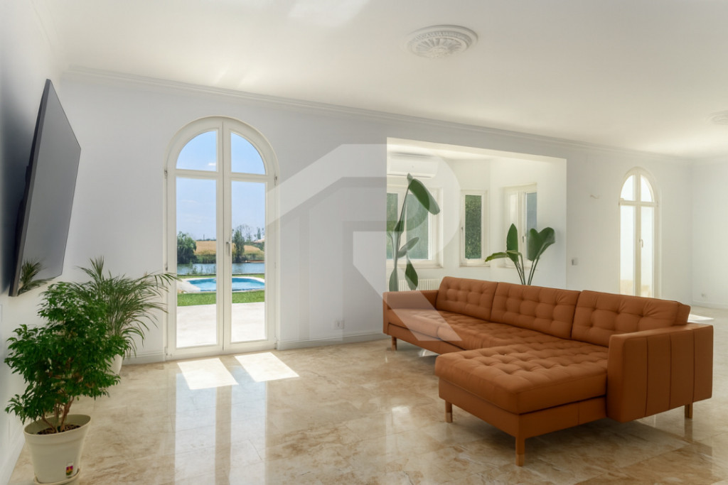 Vilă elegantă cu piscină și ieșire la Lac – Căciula?