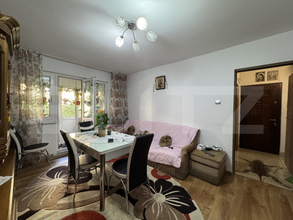 Apartament renovat 3 camere, semidecomandat, et. 1, Craiovit