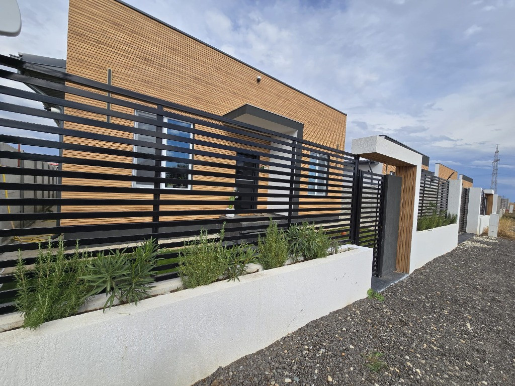 Casa partere - 4 camere - 2 bai - 412mp teren - beci -10 min de RTB