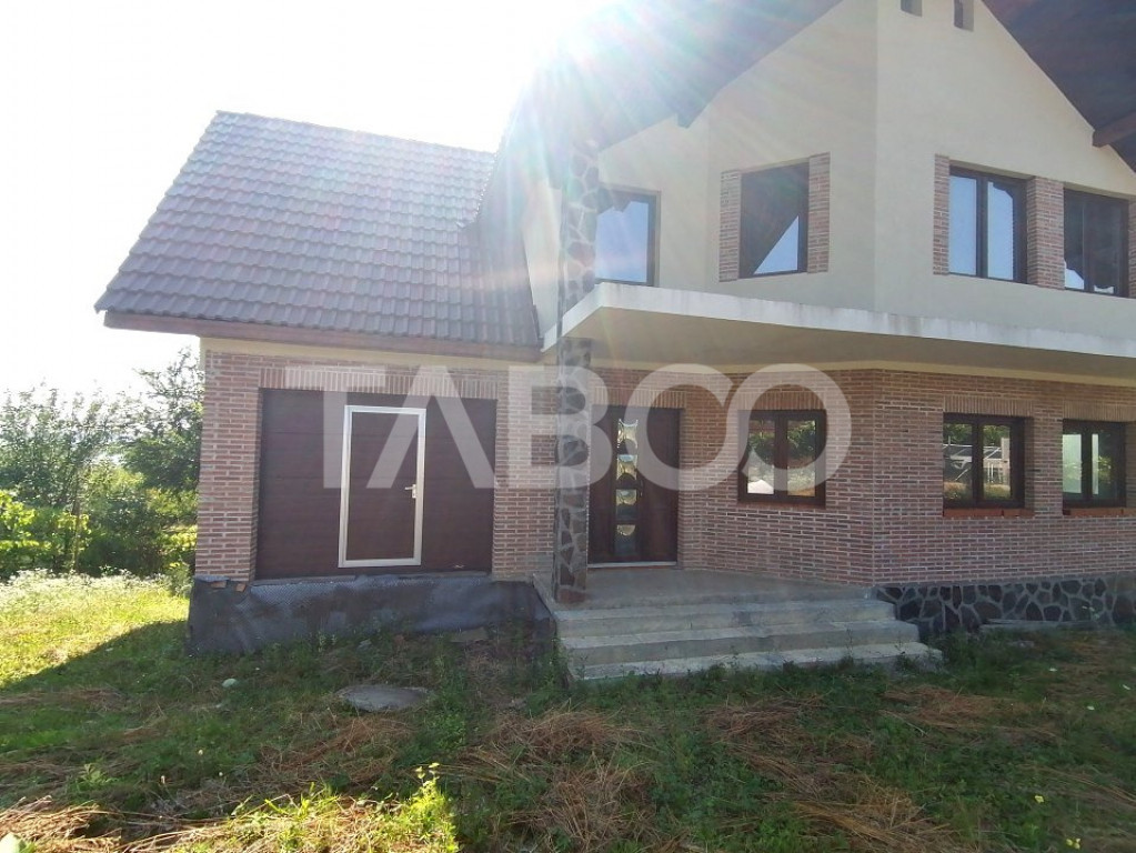 Casa noua de vanzare 780 mp teren garaj pivnita in Daia Sibi