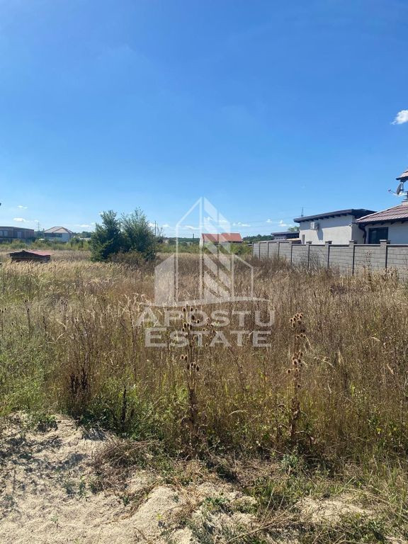 Teren 708 mp intre case - intrare Giarmata Vii