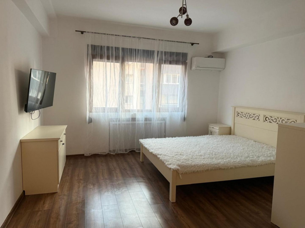 Garsoniera Calea Victoriei 6 min Romana (M)