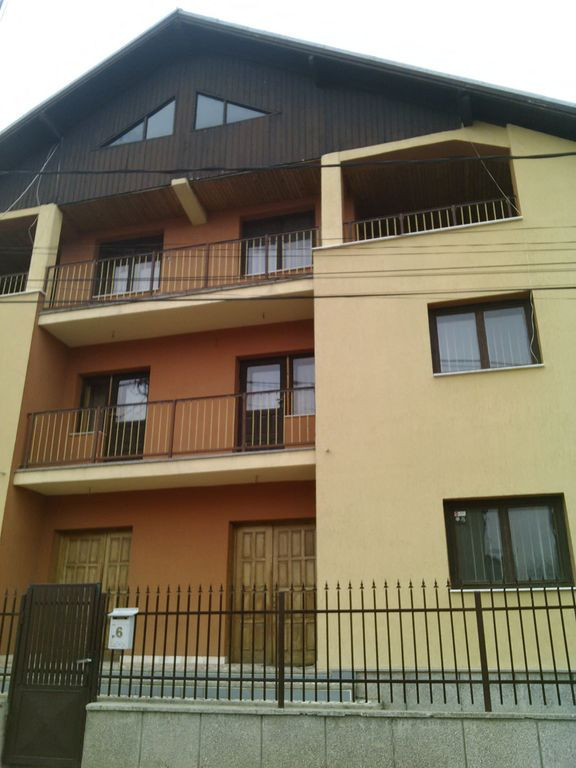 Casa 6 camere - cazare 15 persoane, Nord