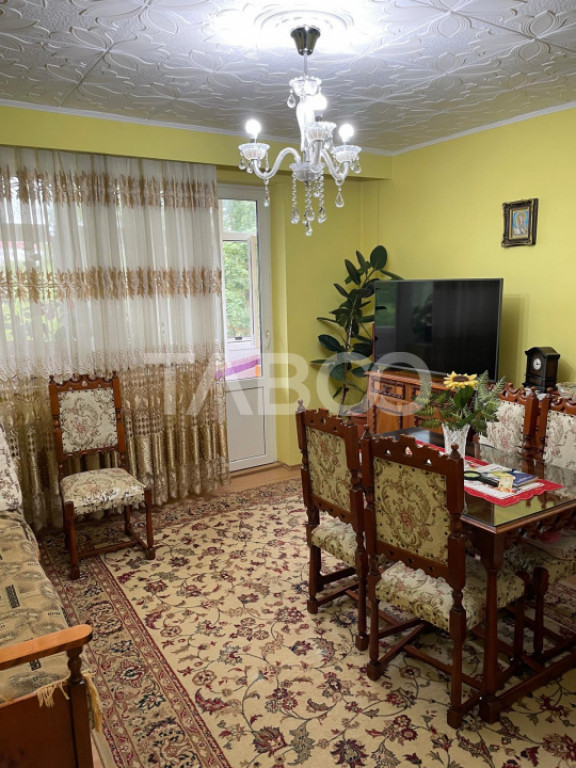 Apartament 3 camere decomandate etaj intermediar in cartier