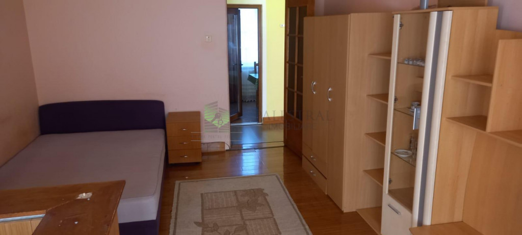 2 camere Tractorul,decomandat,etajul 1,90000 Euro