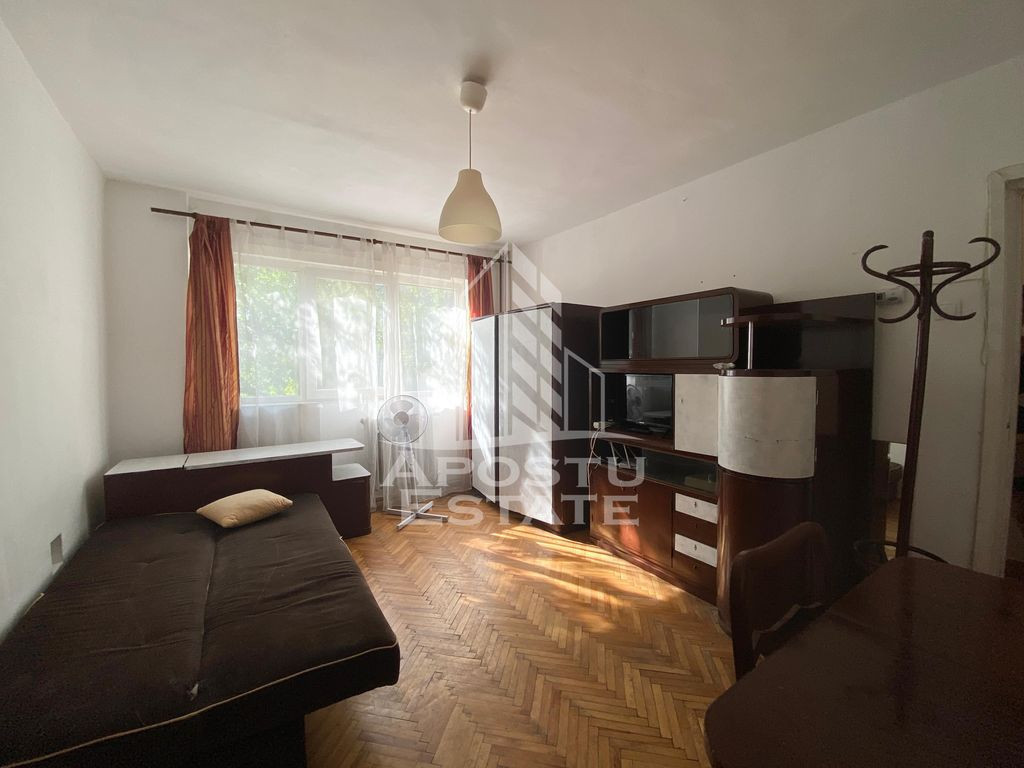 Apartament o camera, decomandat, centrala proprie, zona B...
