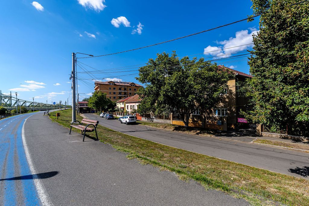 Proprietate rară pe Malul Mureșului confort, intimitate...