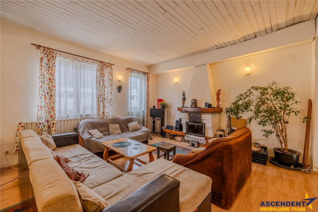 Locuinta cu caracter,doua niveluri,4 camere,terasa,garaj,cur