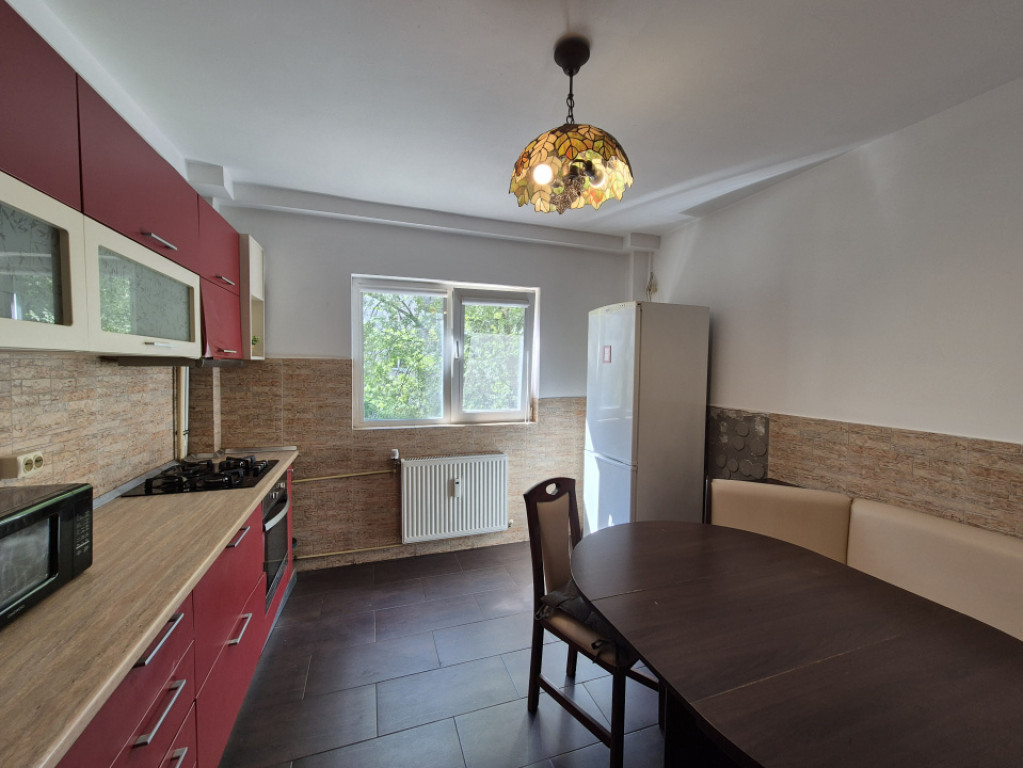 Apartament 2 camere decomandat, bloc 1981, 2 min metrou Gorj