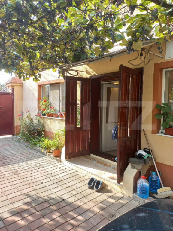 Casă 70 mp, 3 camere , bucatarie, baie , teren 1270 mp, Pr