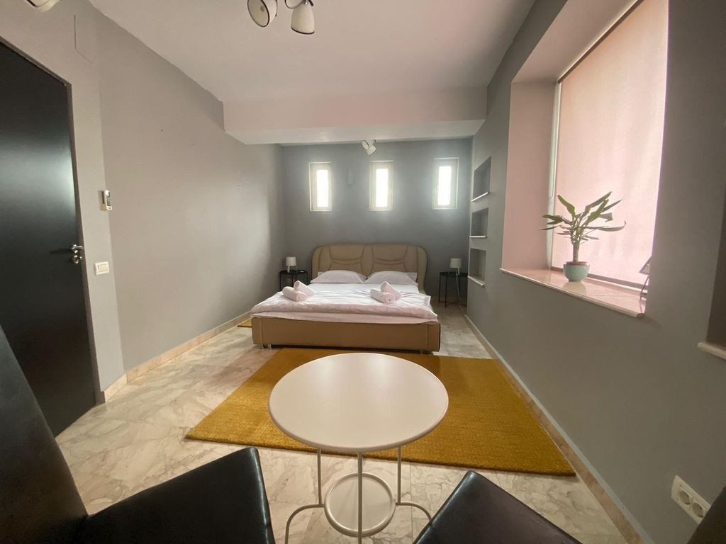 Apartament -220mp + terasa 200mp sector 4 Pasaj Marasesti...