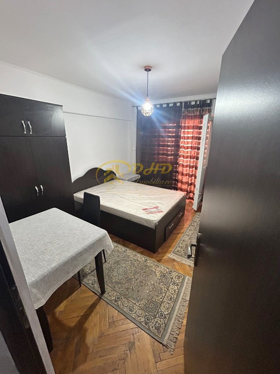 Apartament 3 camere decomandat pe Strada Arcu