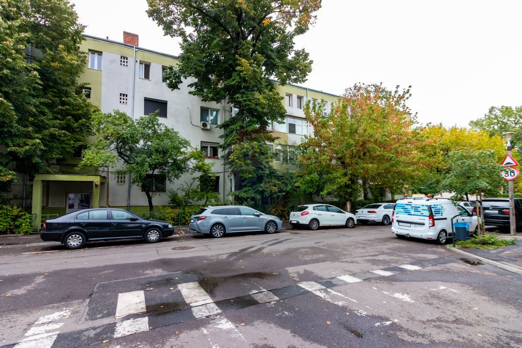 Apartament cu 2 camere de vânzare în zona Vatra Luminoa...