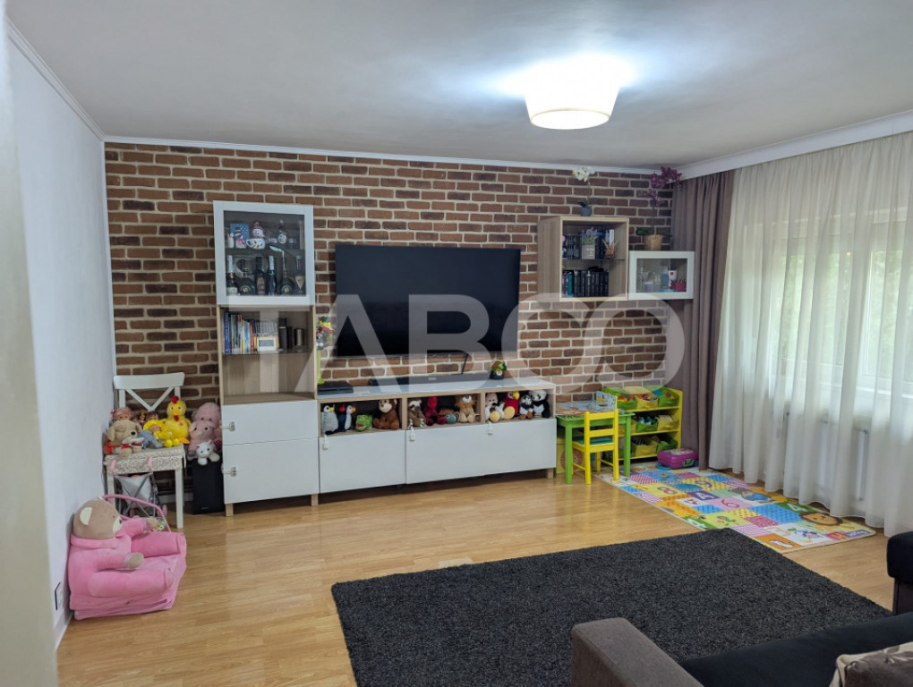 Apartament de vanzare 3 camere 2 bai decomandat zona linisti