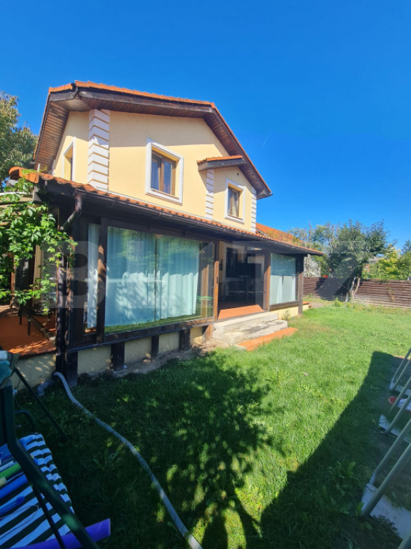 Casa individuala cu 4 camere, 520 mp de teren, zona cu acces