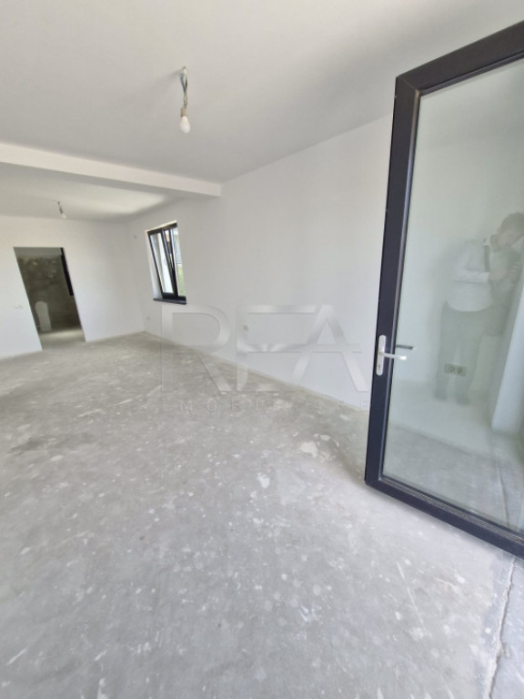 Duplex compus din două case la 1,3 kilometri de stația de