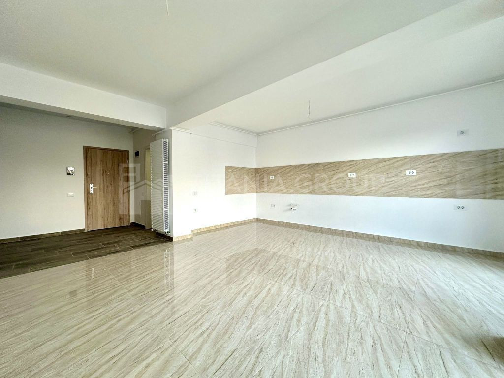 Apartament nemobilat, 3 camere 2 bai+parcare, Zona Coresi