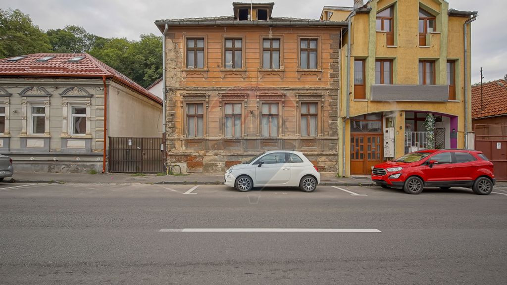 Vilă pe str Alexandru Ioan Cuza, 10 camere, S + P + E, t...