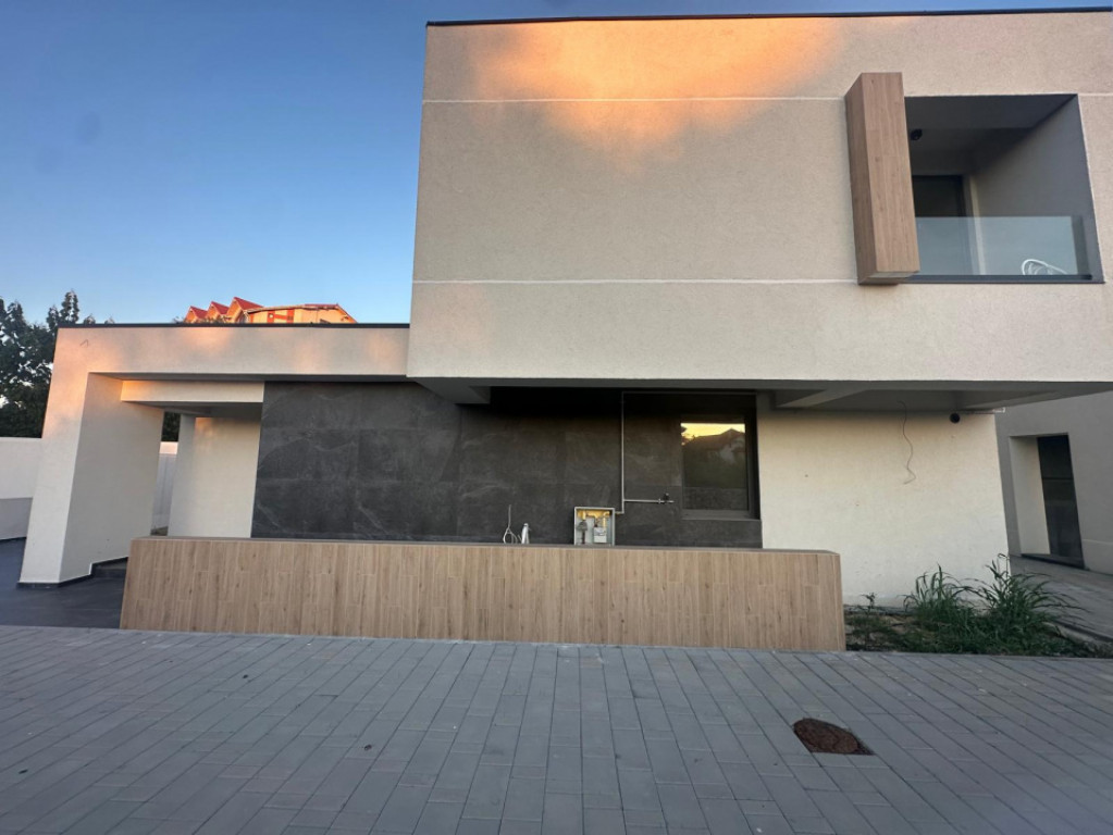 Vila deosebita de vanzare - zona Mamaia Nord pe malul laculu