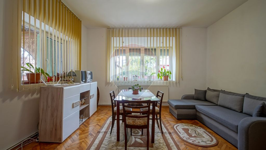 Casa spatioasa cu teren generos, in zona centrala a Sacel...