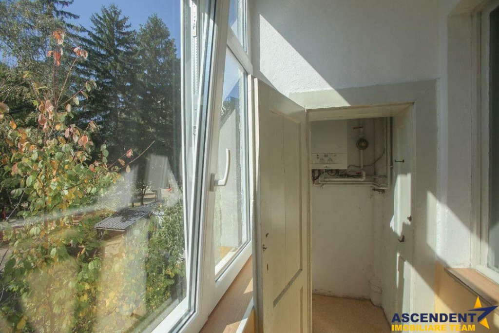 Regim vila, 3 camere, decomandate, terasa si balcon, Centru