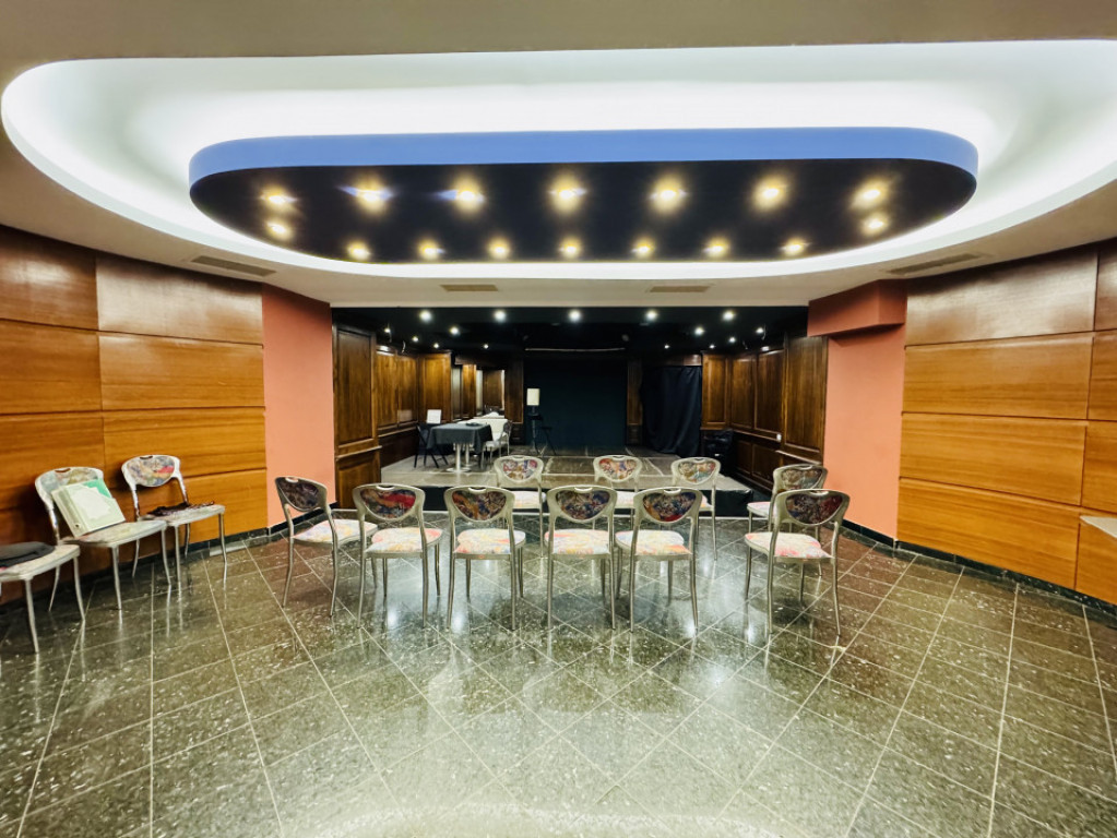 Spatii de închiriat la parterul unei clădiri, zona Piața