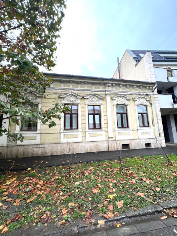 Apartament ultracentral, cu 3 camere, Curte Comuna